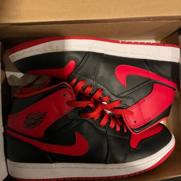 Jordan Retro 1 Mid main image 5